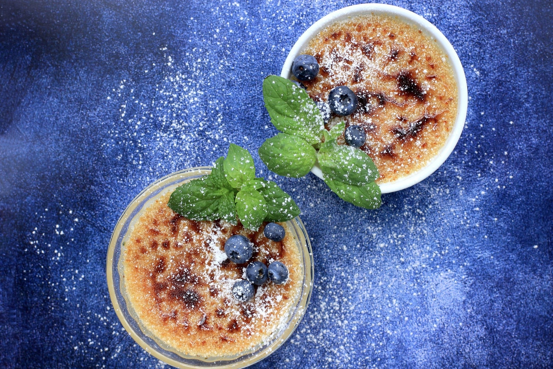Servering och presentation av Creme Brulee